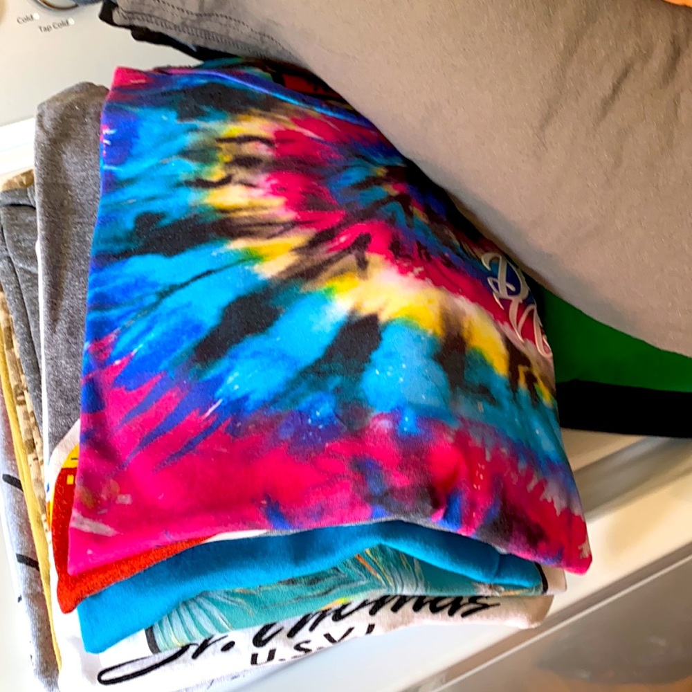 MYSTERY BOX: Graphic Tees - Picture 4 of 9